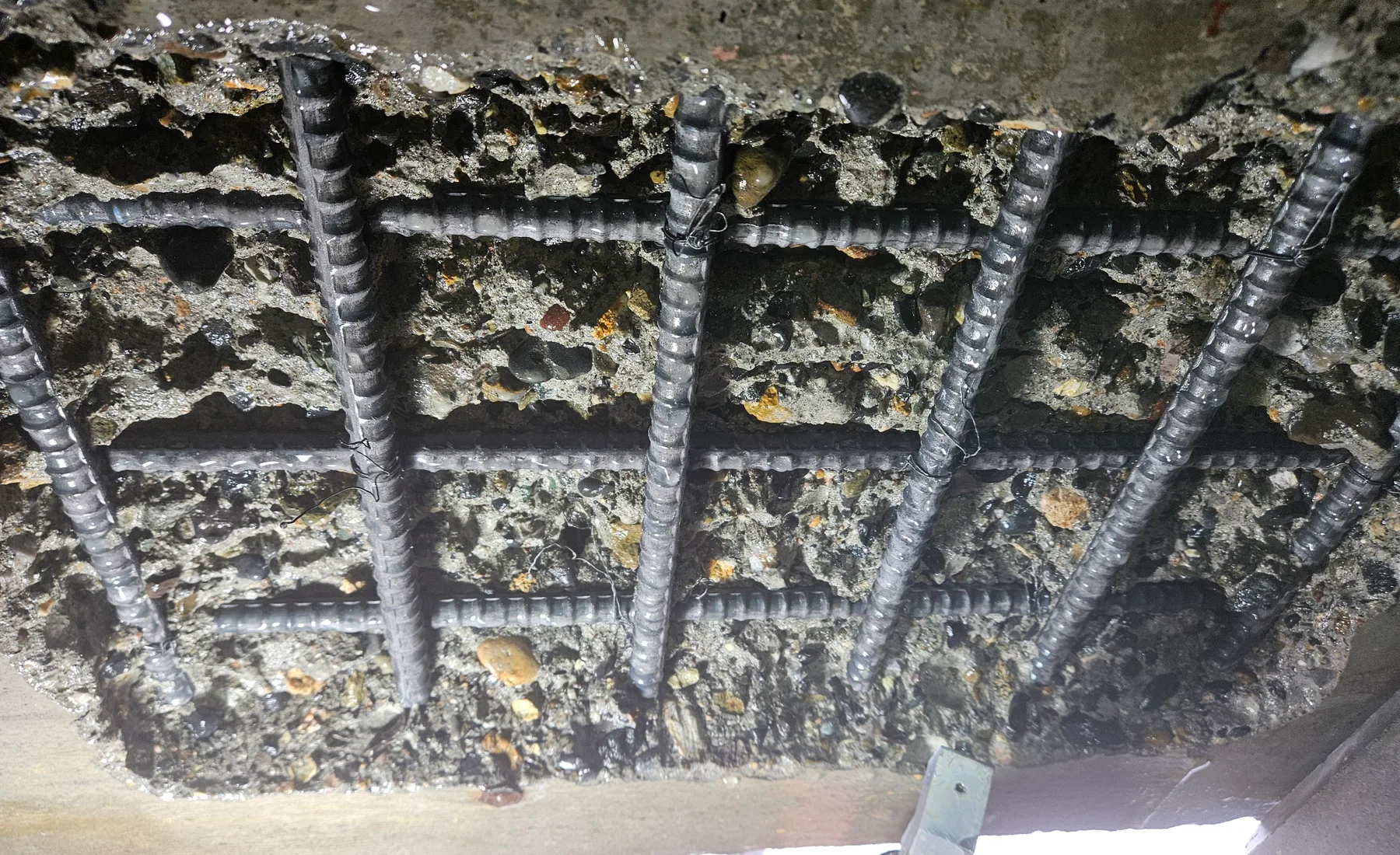 ウォータージェット施工でコンクリートを補修する現場